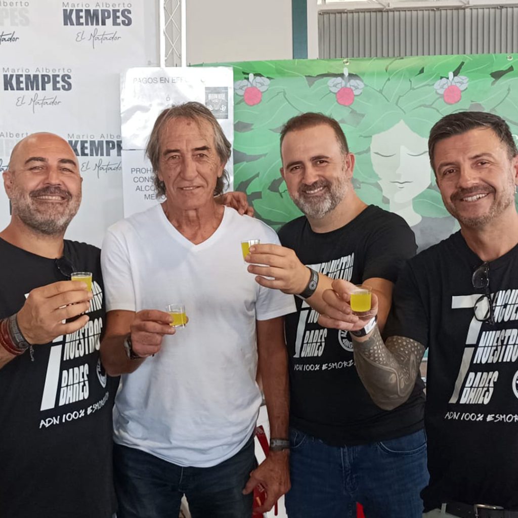 Amigos probando el licor Canari