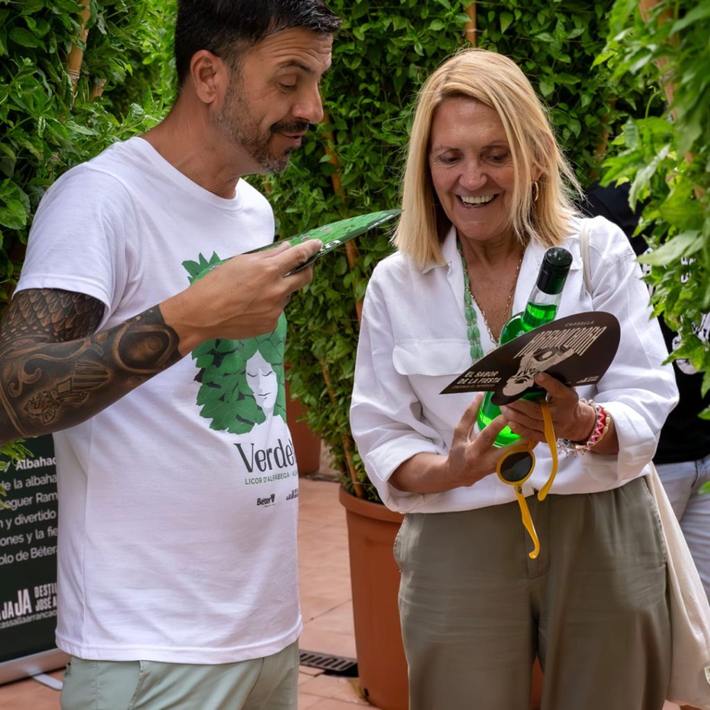 La alcaldesa de Bétera en la presentación del licor Verdeta